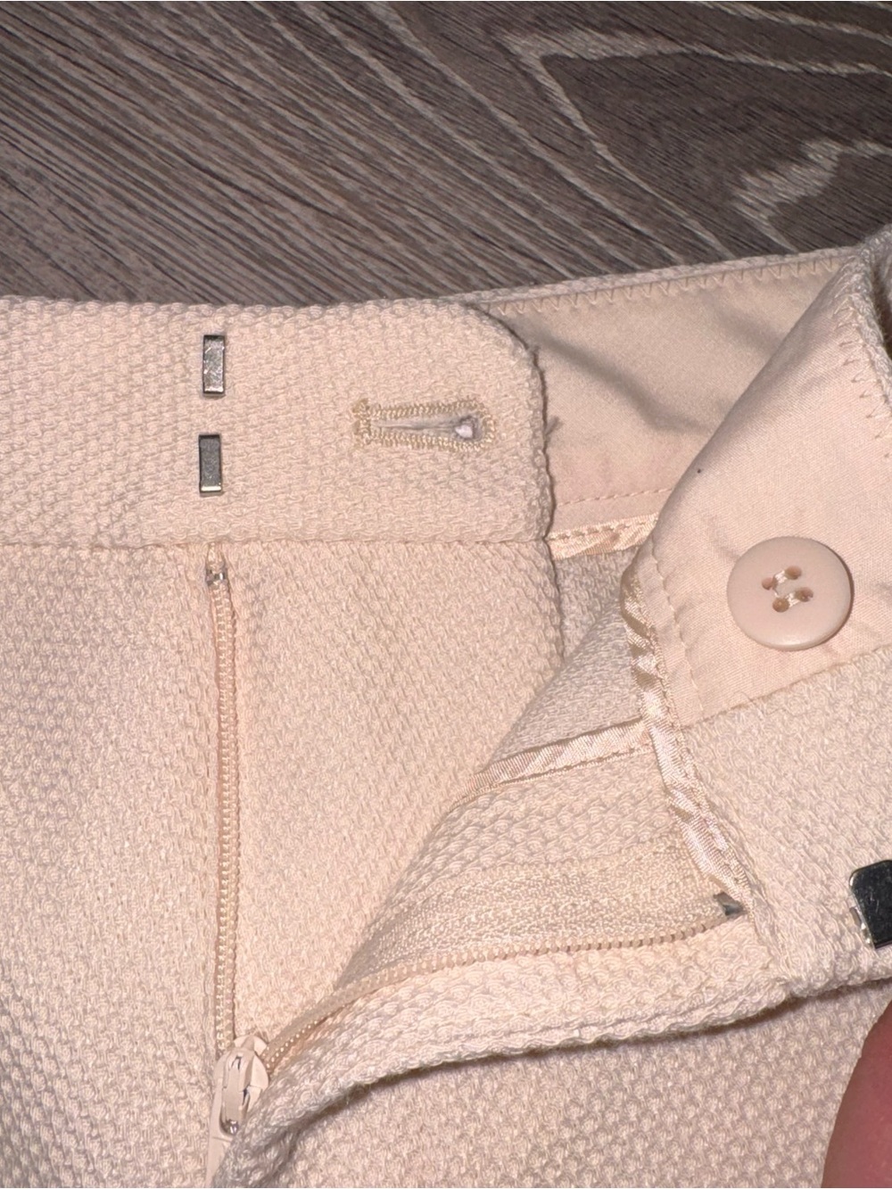 Club Monaco Cream beige Scallop-Hem High-Waist amber textured Shorts 8 - Picture 5 of 14